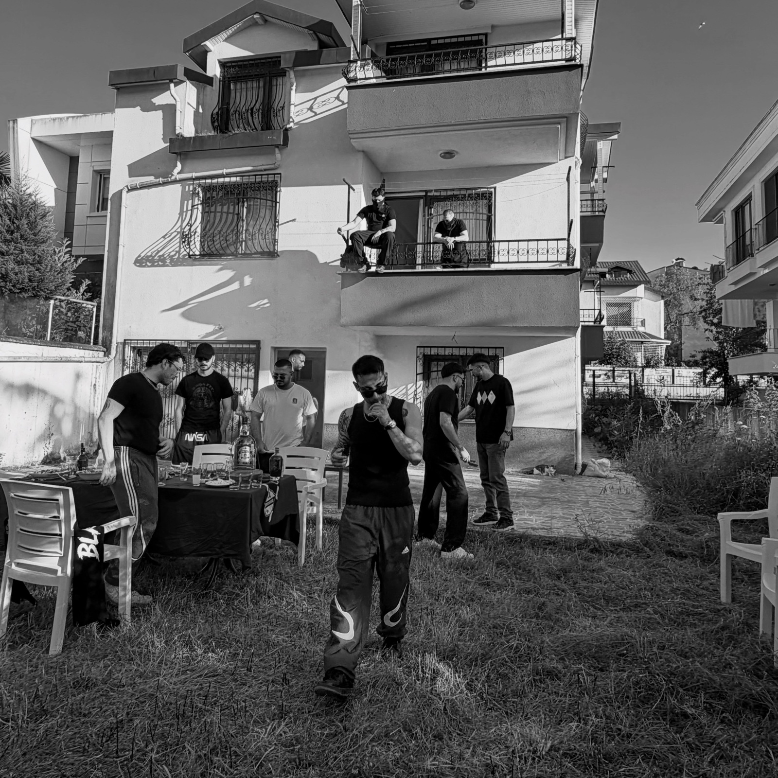 MARSS açık havada mikrofonla performans sergilerken