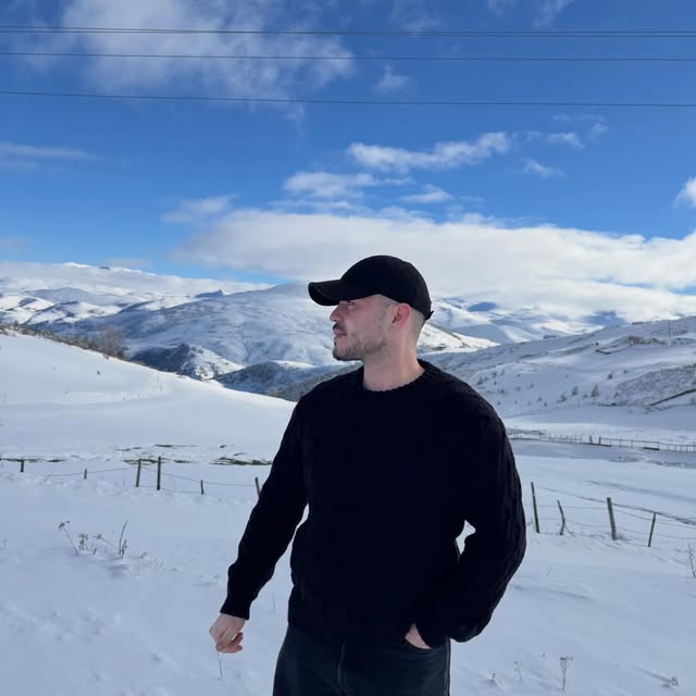 YAGIZ karlı dağların önünde